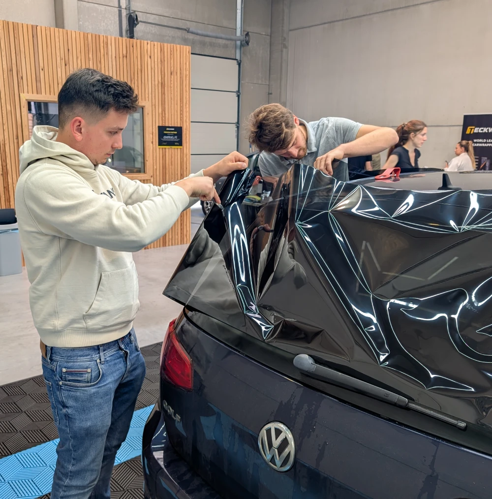 Stagiaire travaillant sur un véhicule pendant une formation vitres teintées